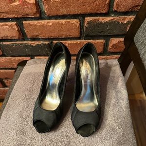 Lulu Townsend Peep Toe Pump